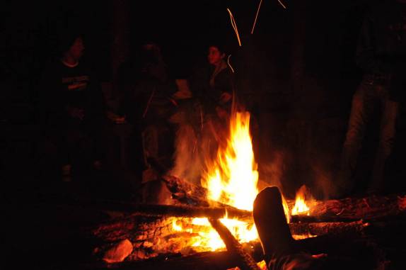 Fogueira noturna, no refúgio um pouco abaixo do Pico Duarte, na  República Dominicana. O pé que aparece na frente é o do Rodrigo, tentando esquentá-lo ao fogo!